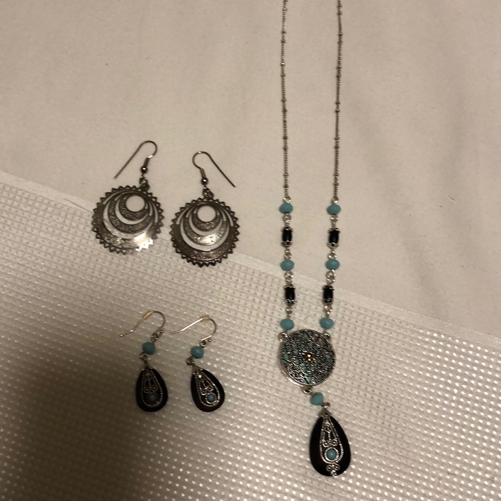 Set of earrings and neklace